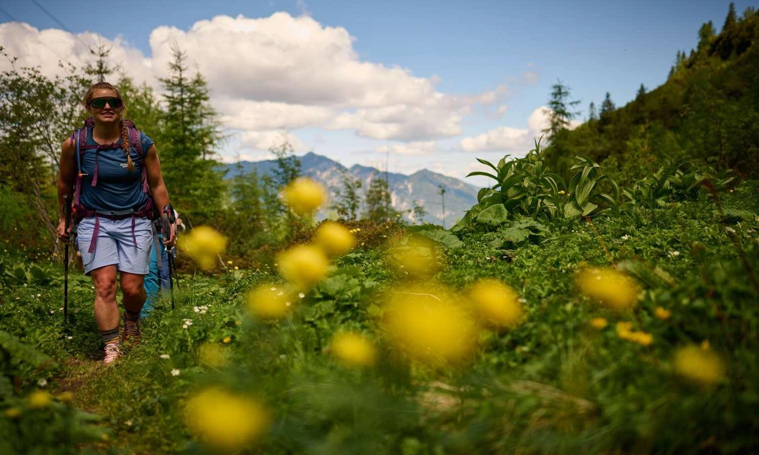 ERHOLUNG DE LUXE - Wandern mit Achtsamkeit Allgäu - Frau beim Wandern